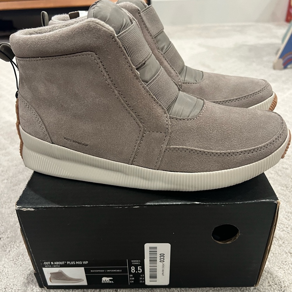 Brand new never worn Sorel boots!